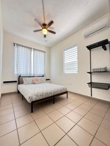 Postel nebo postele na pokoji v ubytování Apartment Close to Beach & Private Parking