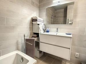 un baño con lavabo y espejo en Quai n16 - Lieu atypique pour un séjour au calme, en Aramon 12 fotos más