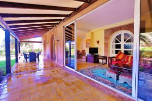 Un televizor și/sau centru de divertisment la Hacienda Marrakech