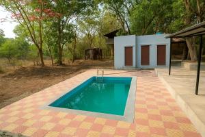 Snehban Agro Farm Resort في Khamshet: حمام سباحة أمام منزل