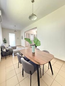 Posezení v ubytování Apartment Close to Beach & Private Parking