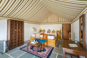 Un lugar para sentarse en Sky Desert Safari Camp