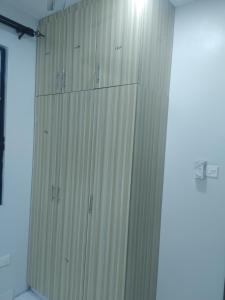 Un gran trastero blanco con una pared. en Kwa Engineer, en Wajir