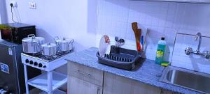 una cocina con fregadero y encimera en Kwa Engineer, en Wajir