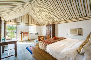 Postel nebo postele na pokoji v ubytování Sky Desert Safari Camp