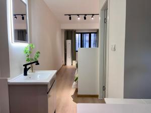 Shanghai Zighouse--The Bund Premium Apartment Suites في شانغهاي: حمام مع حوض ومرآة +135 صورة