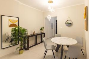 a dining room with a table and chairs at كنكون - Cancun in King Abdullah Economic City