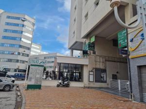 K2 Cliniques Jasmins Pasteur Cartagène في تونس: مبنى به دراجة نارية متوقفة أمامه