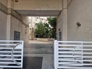 K2 Cliniques Jasmins Pasteur Cartagène في تونس: سور ابيض امام مبنى +5 صور