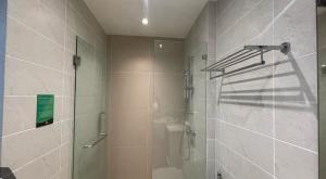 un bagno con doccia con porta in vetro di Cozy&callm a Patong Beach