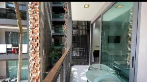 un balcone con una vasca di vetro in un edificio di Cozy&callm a Patong Beach