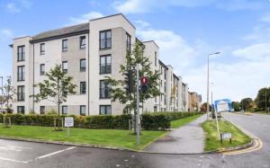 a red traffic light in front of a building at Stylish 2-Bed Flat with Open-Plan Living plus Parking in Edinburgh