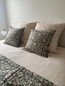 a bed with two pillows on top of it at Les Chantereines maison calme au cœur du vignoble champenois in Brugny-Vaudancourt
