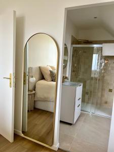 Koupelna v ubytování Les Chantereines + 21 fotografií