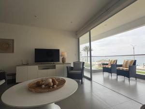 Μια τηλεόραση ή/και κέντρο ψυχαγωγίας στο Ocean View Apartment - Sotavento - Paracas -