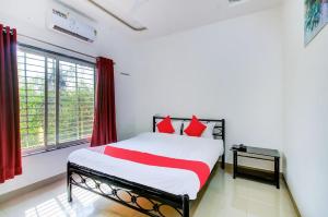 Un pat sau paturi într-o cameră la Paresh Holiday Resort