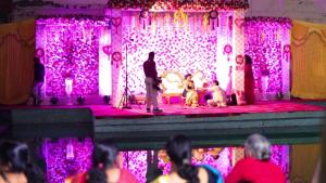 Oaspeți care stau la Paresh Holiday Resort