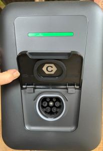 Una persona sostiene un teléfono celular en una caja fuerte. en Luxe caravan met rust, ruimte en uitzicht, en Saint-Sulpice-dʼExcideuil