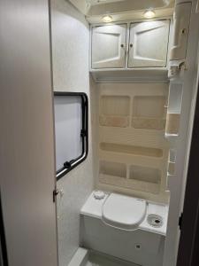 Baño pequeño con aseo en una cabaña en Luxe caravan met rust, ruimte en uitzicht, en Saint-Sulpice-dʼExcideuil