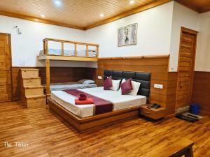 Postel nebo postele na pokoji v ubytování 3 BH Apartment with Huge living area and with private balcony and open area By The Tikker