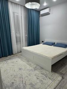 Postel nebo postele na pokoji v ubytování 24 home актау