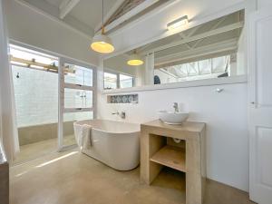 Un baño de Seeplaas Guesthouse 109 fotos más