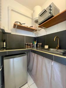 Kuchyň nebo kuchyňský kout v ubytování Studio paisible avec jardin