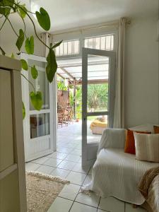 Posezení v ubytování Studio paisible avec jardin