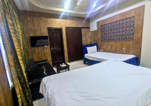 Una televisión o centro de entretenimiento en Quick continental Hotel - Jail Road