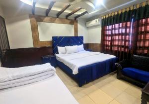 Una cama o camas en una habitación de Quick continental Hotel - Jail Road 56 fotos más