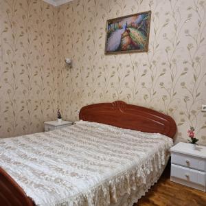 Un pat sau paturi într-o cameră la Квартира-apartament