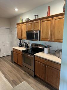 Η κουζίνα ή μικρή κουζίνα στο Modern 2bed 2 bath condo