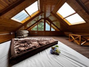 Ένα ή περισσότερα κρεβάτια σε δωμάτιο στο Himalayan Pine Majesty