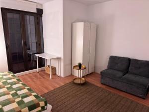 una sala de estar con un sofá y una mesa en Estudio Las Rozas de Madrid, en Las Rozas de Madrid
