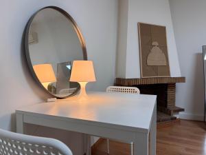 tocador con espejo y lámpara en Estudio Las Rozas de Madrid, en Las Rozas de Madrid