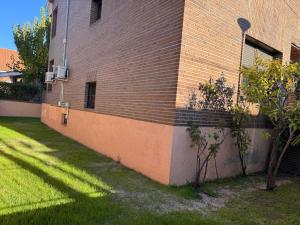 a brick wall next to a building at Estudio Las Rozas de Madrid in Las Rozas de Madrid