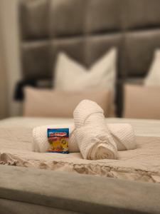a roll of toilet paper sitting on top of a bed at Design-Apartment in Rüttenscheid, Kulturlage & Top-Anbindung in Essen +14 photos