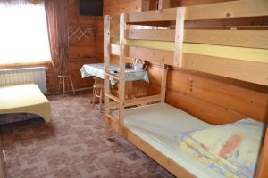 una stanza con due letti a castello e un tavolo di Biesiada a Czarna Góra