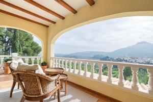 een balkon met uitzicht op de bergen bij Casa de las Montañas in Parcent