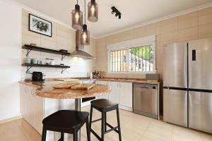 een keuken met een aanrecht en een koelkast bij Casa de las Montañas in Parcent