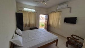 Una televisión o centro de entretenimiento en Prashant Homestays, Alibaug