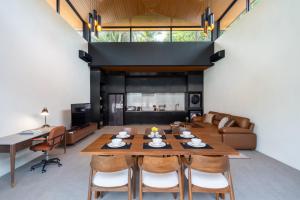 een eetkamer en woonkamer met een tafel en stoelen bij Balance Village in Ko Phangan
