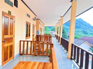 un balcón con vista a las montañas en phoulisack2 guesthouse, en Nongkhiaw 9 fotos más