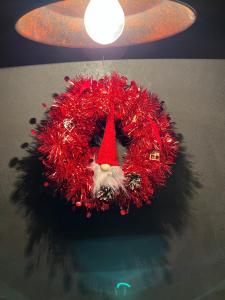 een kerstkrans die aan een plafond hangt bij Les Villas du Ried in Daubensand