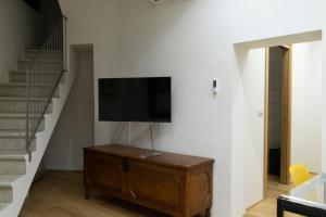 A Cunnicella في برونتي: غرفة معيشة مع تلفزيون بشاشة مسطحة على الحائط