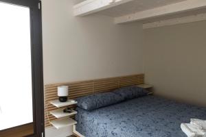 A Cunnicella في برونتي: غرفة نوم مع سرير مع اللوح الأمامي الخشبي