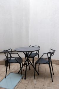 A Cunnicella في برونتي: طاولة و كرسيين للجلوس بجانب طاولة +11 صورة