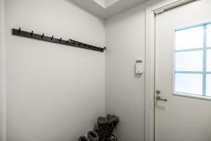 een witte kamer met een deur en een raam bij Santas Duplex II in Rovaniemi