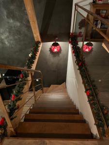 een trap met kerstkransen op de trap bij Les Villas du Ried in Daubensand