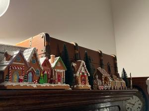 een plank met een model van een huis erop bij Les Villas du Ried in Daubensand